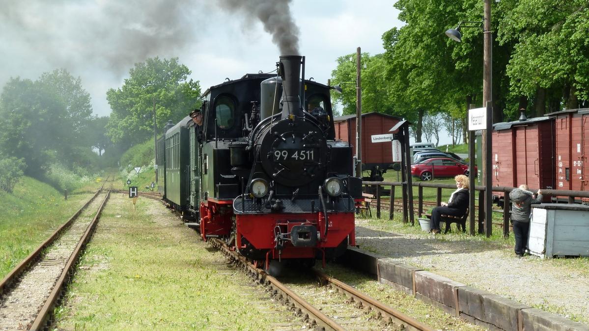 99 4511 ist mit ihrem Zug aus Lindenberg gerade in Mesendorf angekommen.