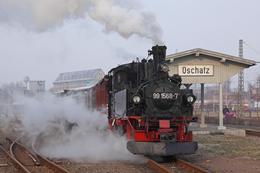 IV K 99 1568-7 startet mit ihrem Zug in Oschatz.