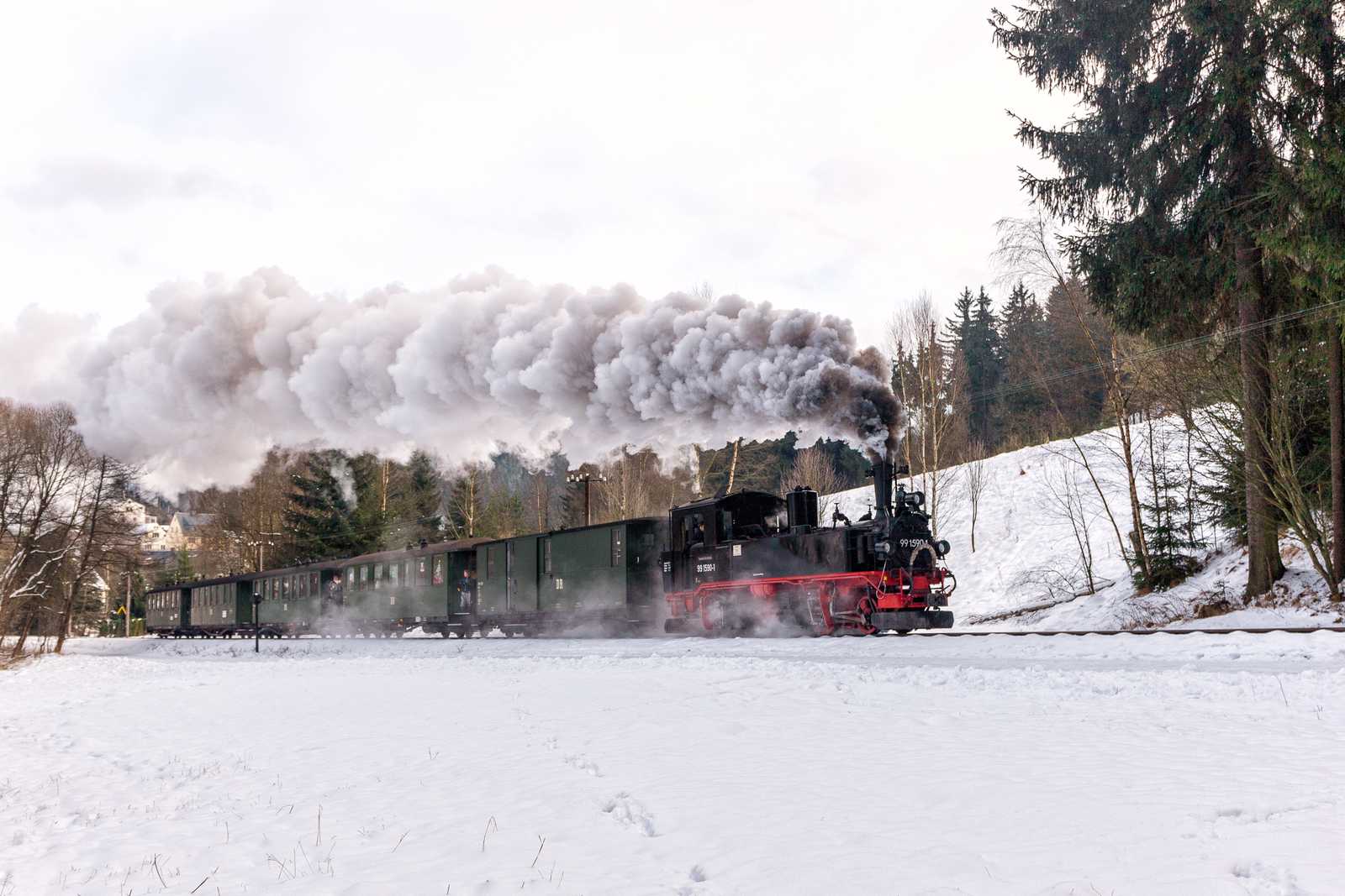 Am ersten Tag des Jahres 2015 verließ 99 1590-1 mit ihrem Zug Schmalzgrube.